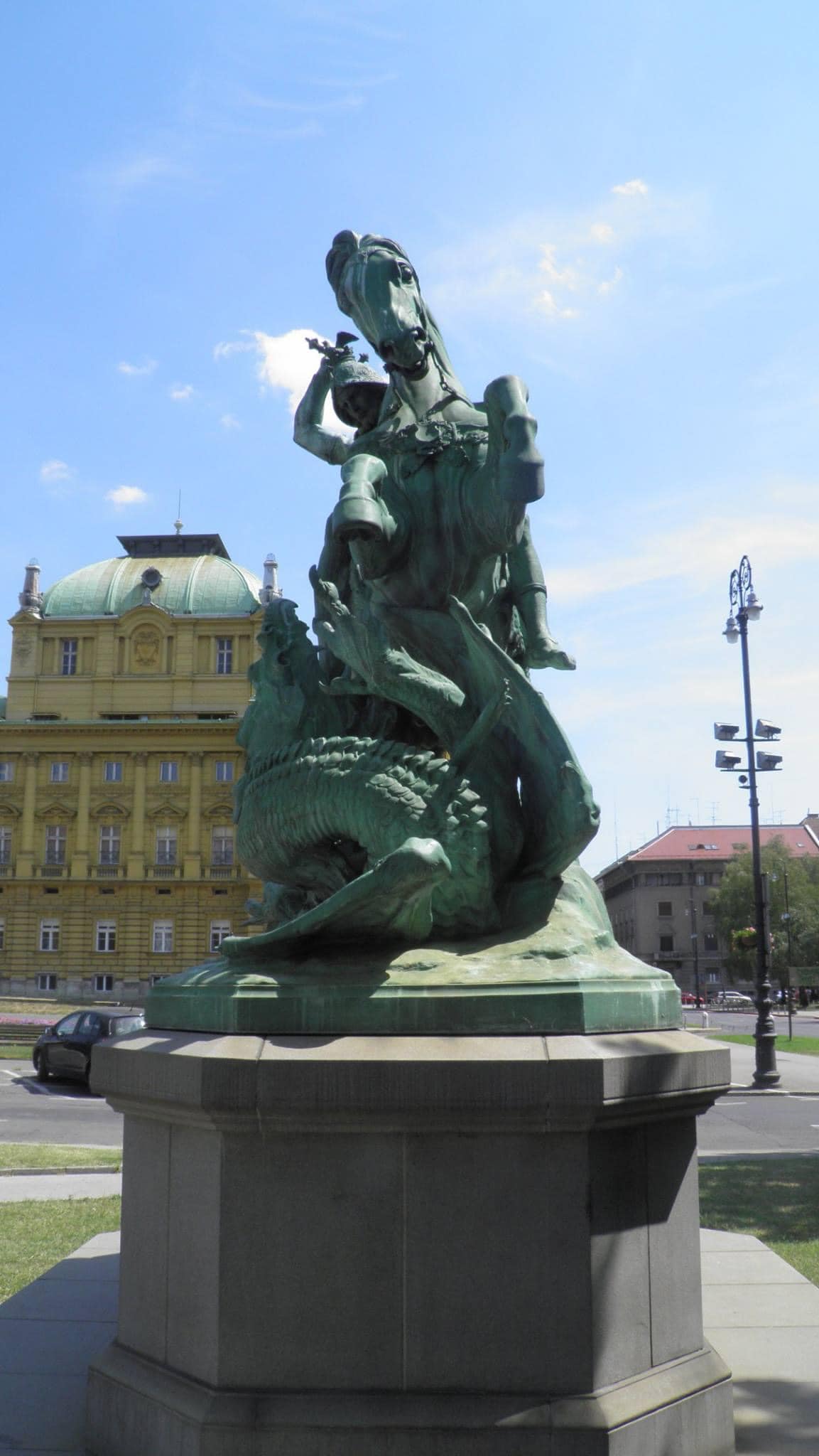 Spomenik 'Sv. Juraj ubija zmaja' na Trgu Republike Hrvatske